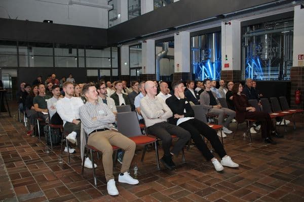 Gäste im Hörsaal 0 im Kraftwerk der Tabakfabrik Linz bei AI Meets Reality