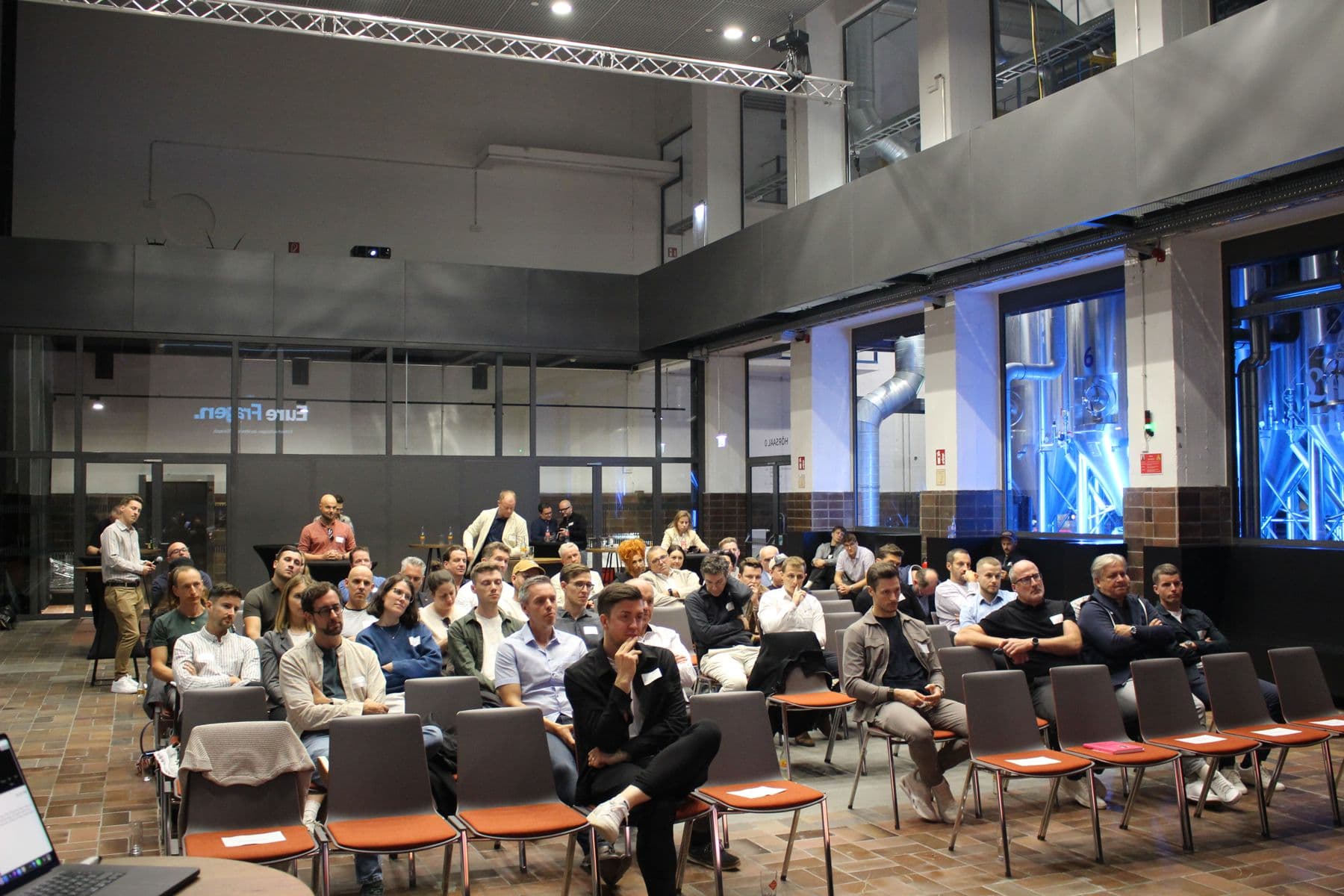 Publikum bei AI Meets Reality im Hörsaal 0 der Tabakfabrik Linz