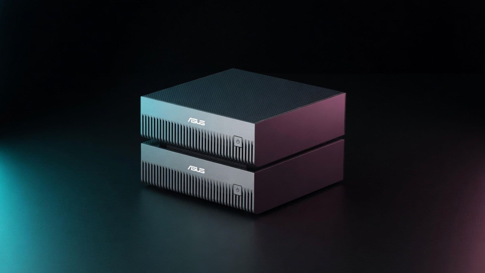 Zwei ASUS Ascent GX10 in dunklem Studio mit cyan und magenta Licht