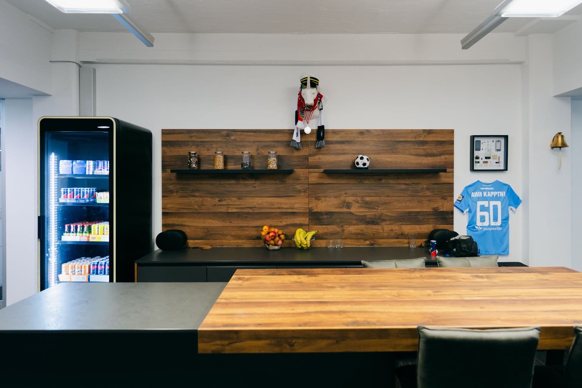 Küche und Lounge im Ahoi Kapptn! Büro in der Neuen Werft, Linz