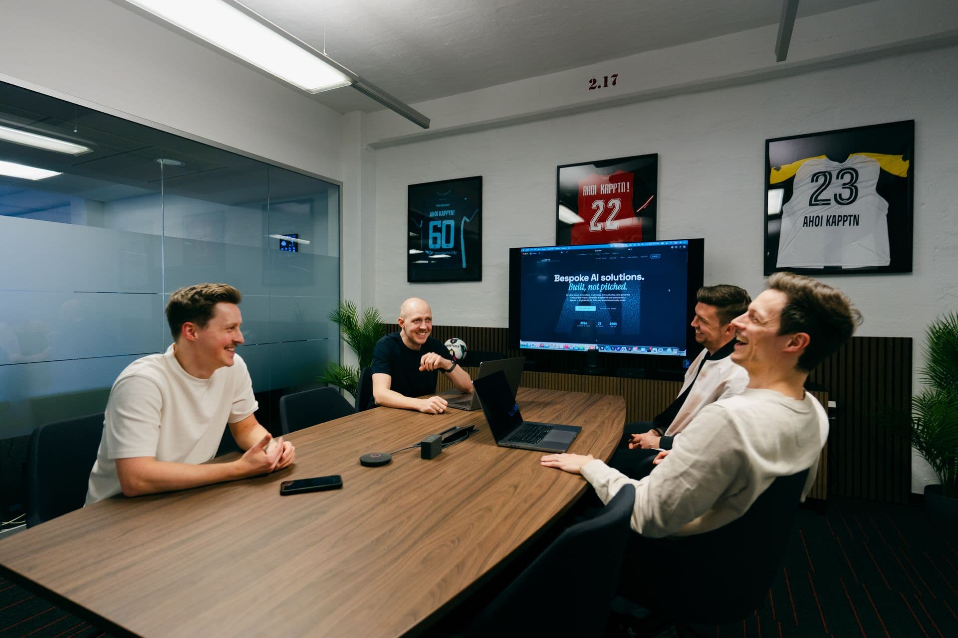 Das Ahoi Kapptn! Team im Besprechungsraum in der Neuen Werft, Linz