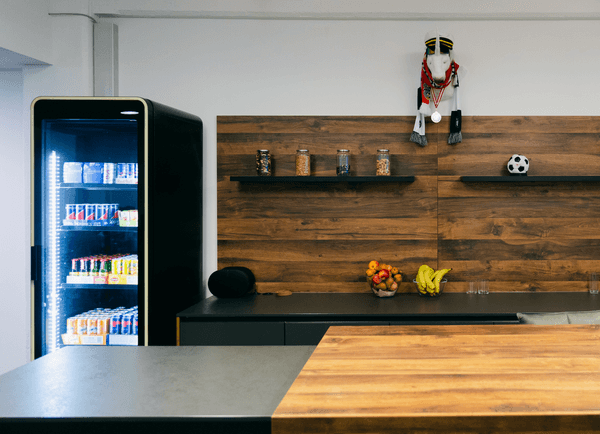 Küche mit Getränkekühlschrank und Snackregal im Ahoi Kapptn! Office in Linz