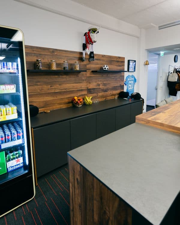 Küche mit Holzwand, Snacks und Obst im Ahoi Kapptn! Office in Linz