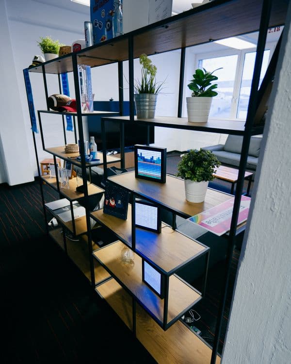 Regal mit Pixel-Displays, Pflanzen und Erinnerungsstücken im Ahoi Kapptn! Office