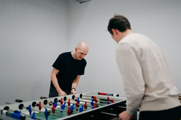 Zwei Crew-Mitglieder spielen Wuzzler im Ahoi Kapptn! Office