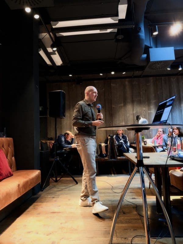 Philipp Baldauf auf der Bühne der Glorious Stage bei den OÖN Digital Days