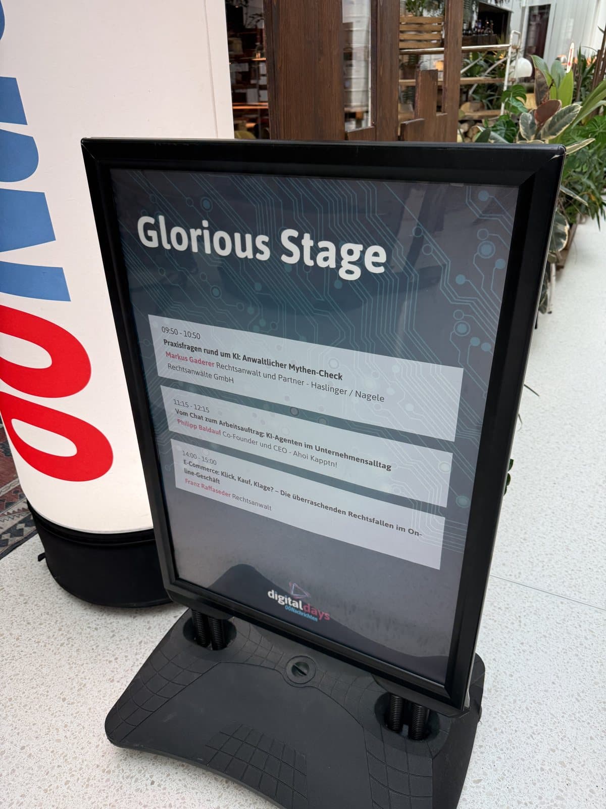 Aufsteller der Glorious Stage mit dem Programm der OÖN Digital Days